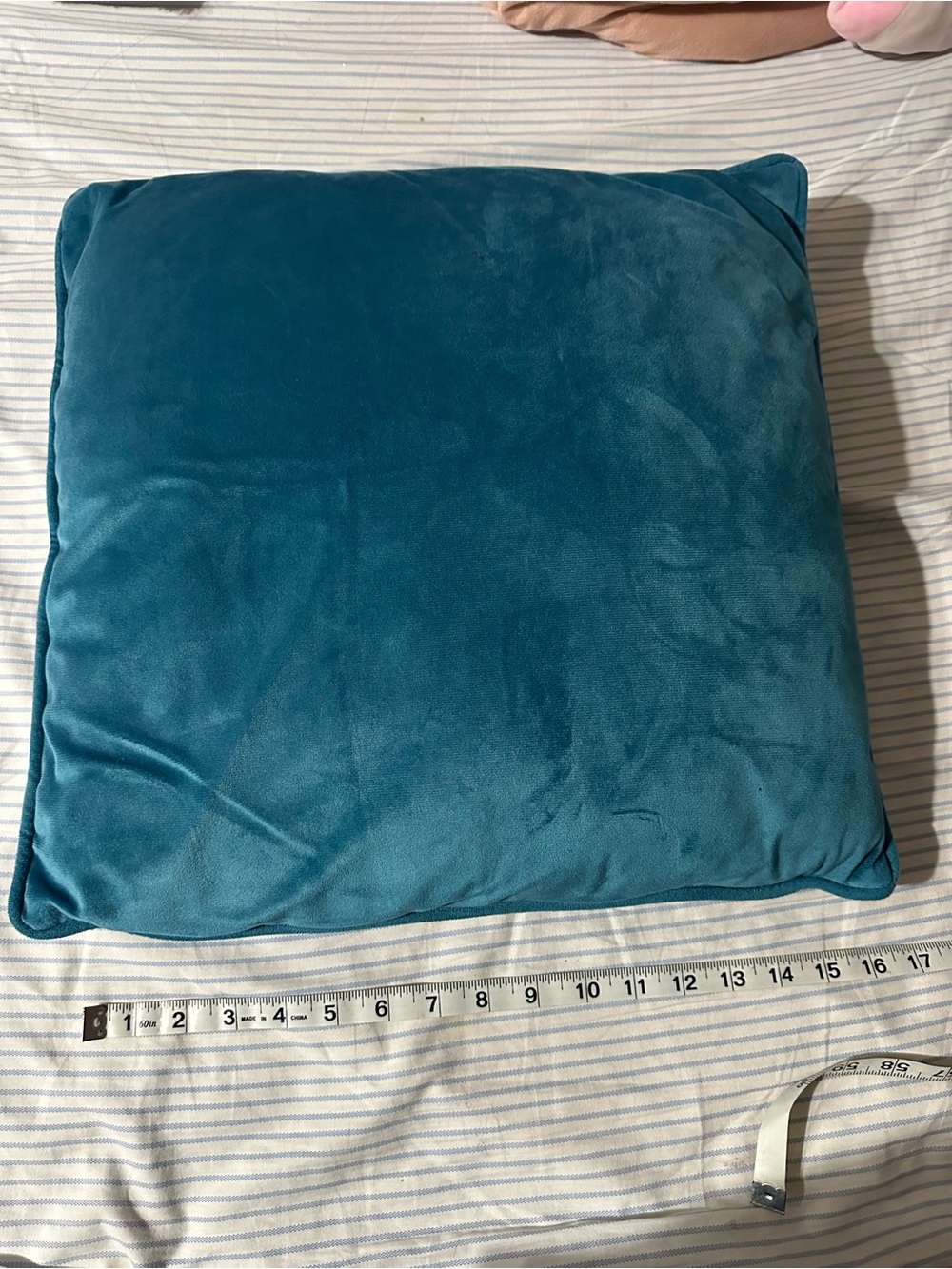 Plush Teal Velvet Accent Pillow - Luxurious Throw Cushion